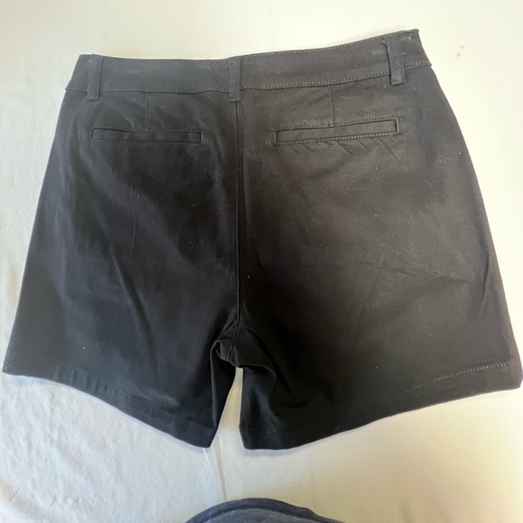 A.N.A. TWILL SHORTS. BLACK SIZE 6
9” RISE. TWO FRONT SLANT POCKETS - Picture 3 of 10